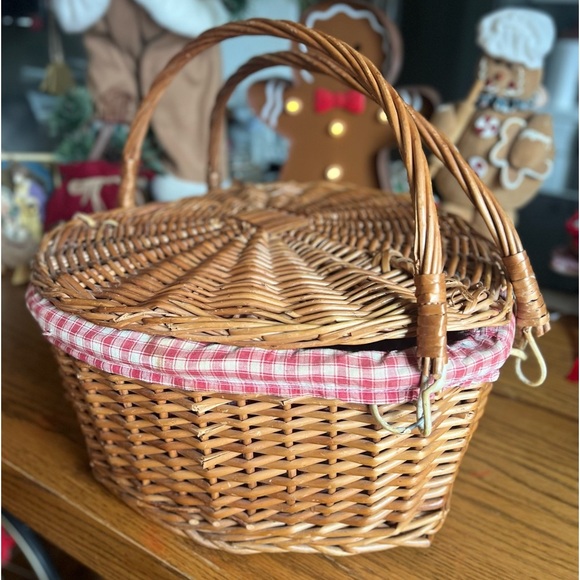 🩷 Rare Vintage 1972 Large
Heart Shape Wicker
Basket ‼️FINAL SALE - Picture 3 of 10
